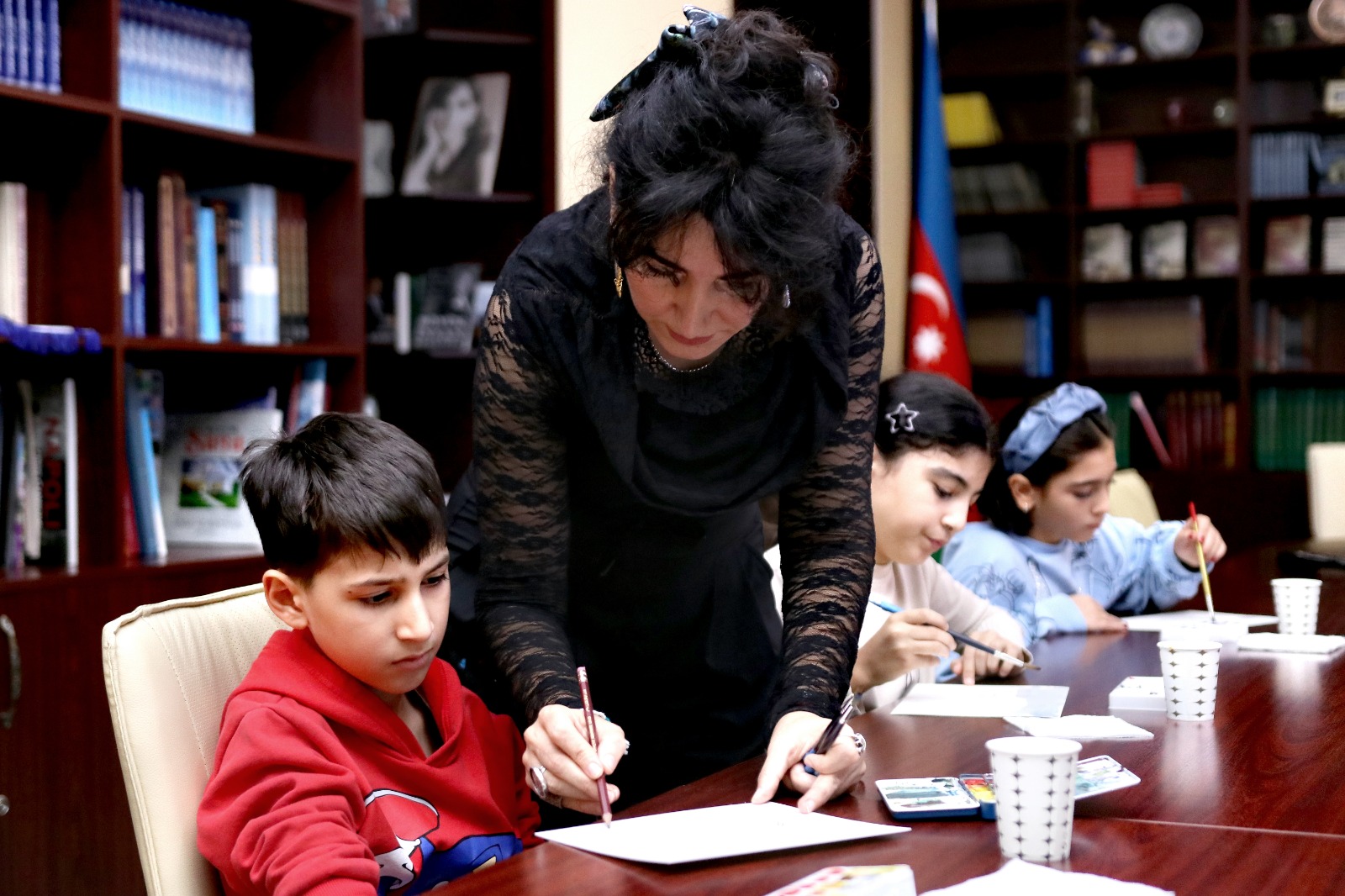 ABŞ-də yaşayan soydaşımızın İçərişəhərdə rəsm sərgisi keçirilib (FOTO)