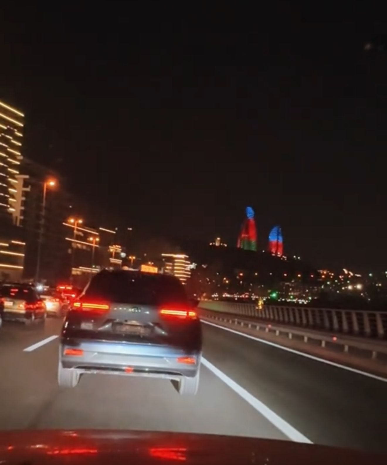 Paytaxtda nömrəsiz avtomobil idarə edən qazi saxlanılıb