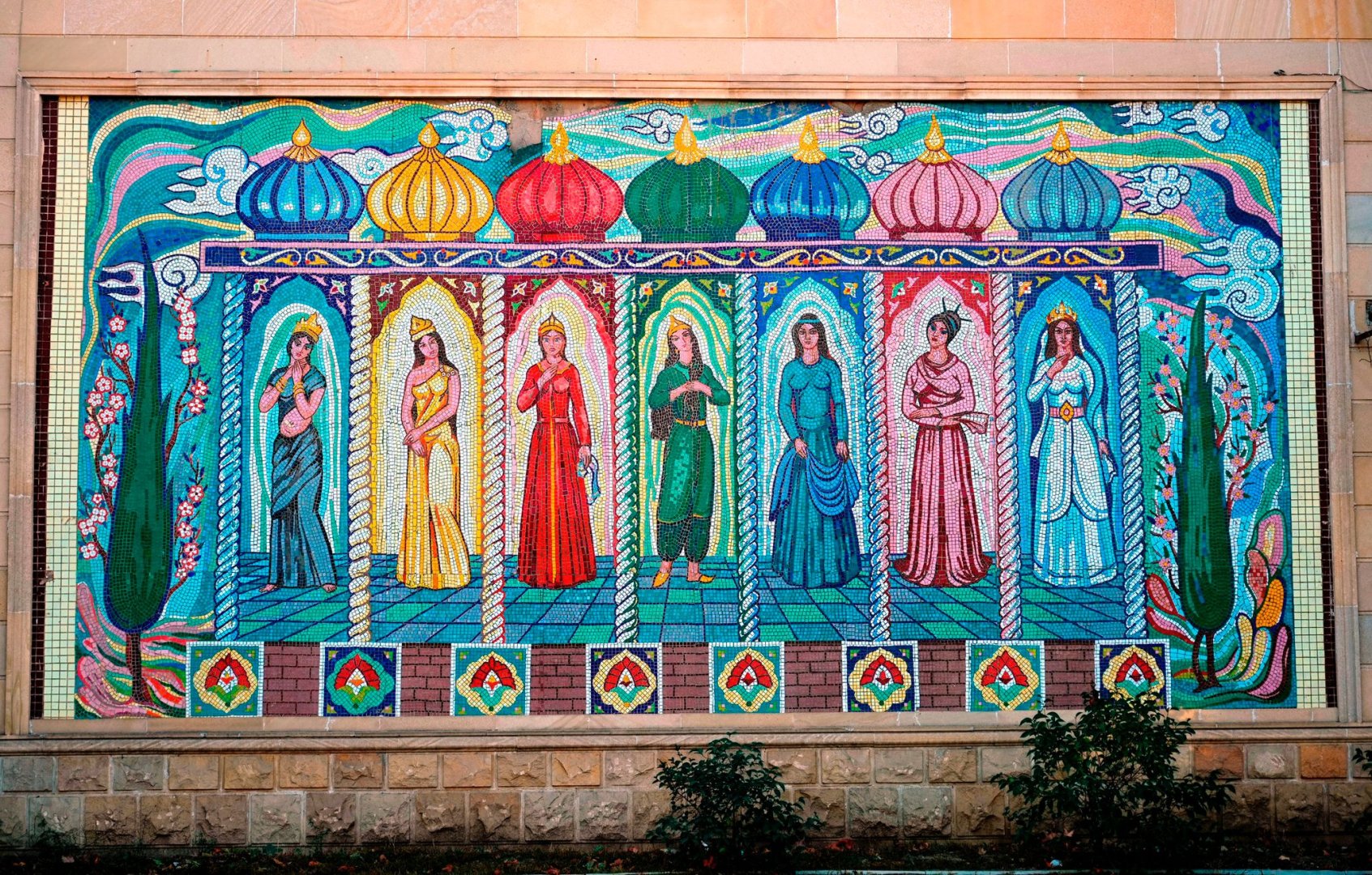 Londonda Gülnarə Cəfərin “Yeddi gözəl” sərgisi baş tutub (FOTO)