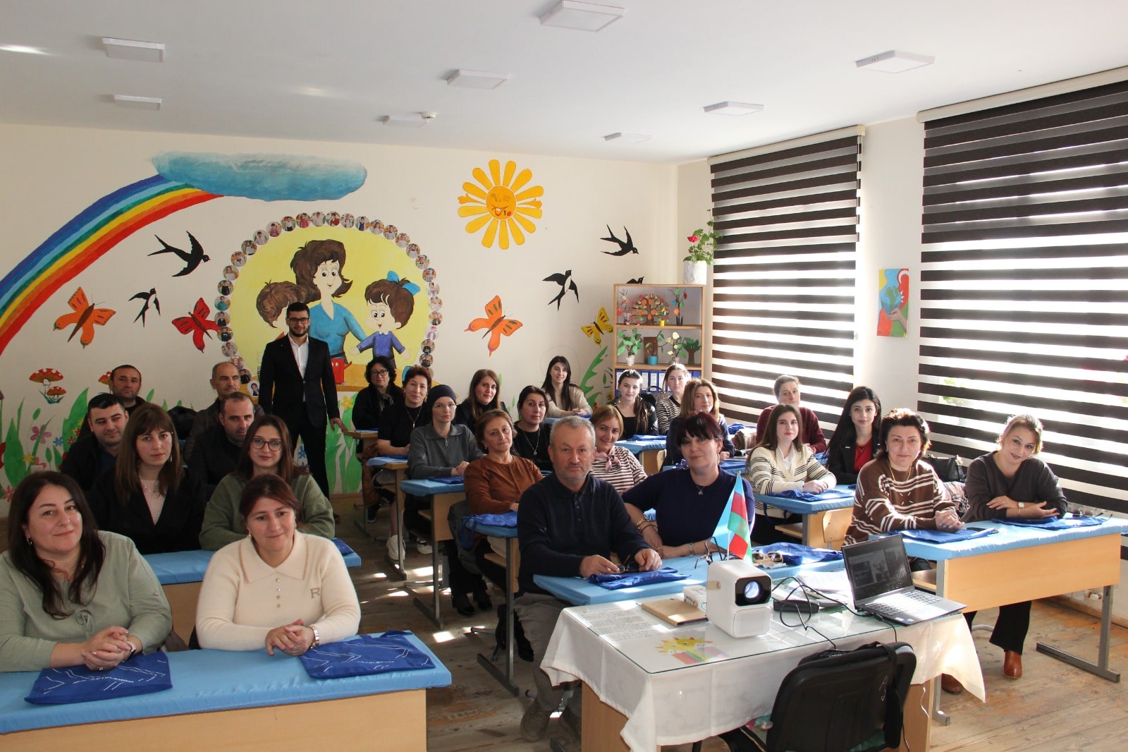 “İnternetdən təhlükəsiz istifadə bacarıqları” layihəsi çərçivəsində təlimlər davam edir (FOTO)