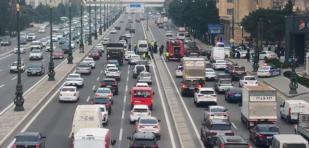 Paytaxtın bu prospektində avtomobil yanıb: sıxlıq yaranıb