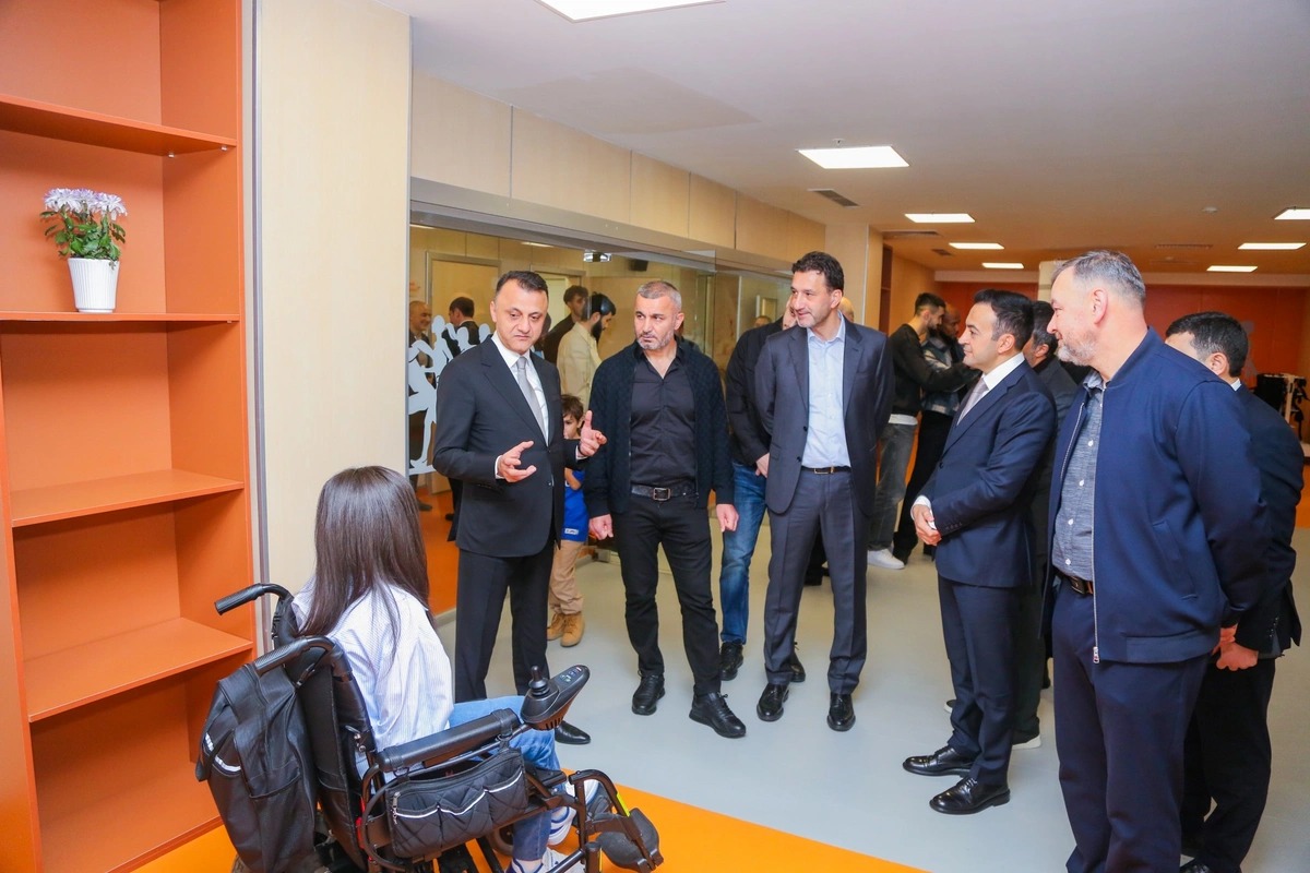 “Qarabağ” FK nümayəndələri Yeni Robotik Reabilitasiya Mərkəzini ziyarət ediblər (FOTO)