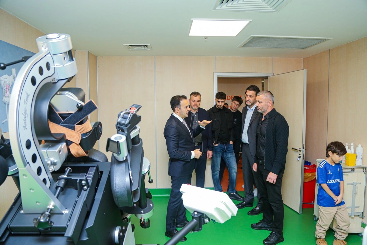 “Qarabağ” FK nümayəndələri Yeni Robotik Reabilitasiya Mərkəzini ziyarət ediblər (FOTO)