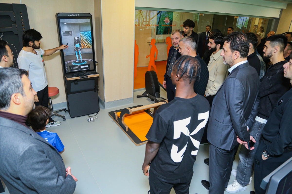 “Qarabağ” FK nümayəndələri Yeni Robotik Reabilitasiya Mərkəzini ziyarət ediblər (FOTO)