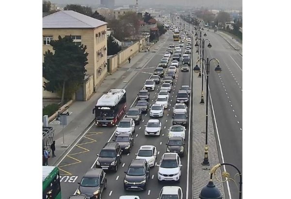 Sürücülərin NƏZƏRİNƏ: Paytaxtın bir sıra yollarında tıxac var - SİYAHI (FOTO)