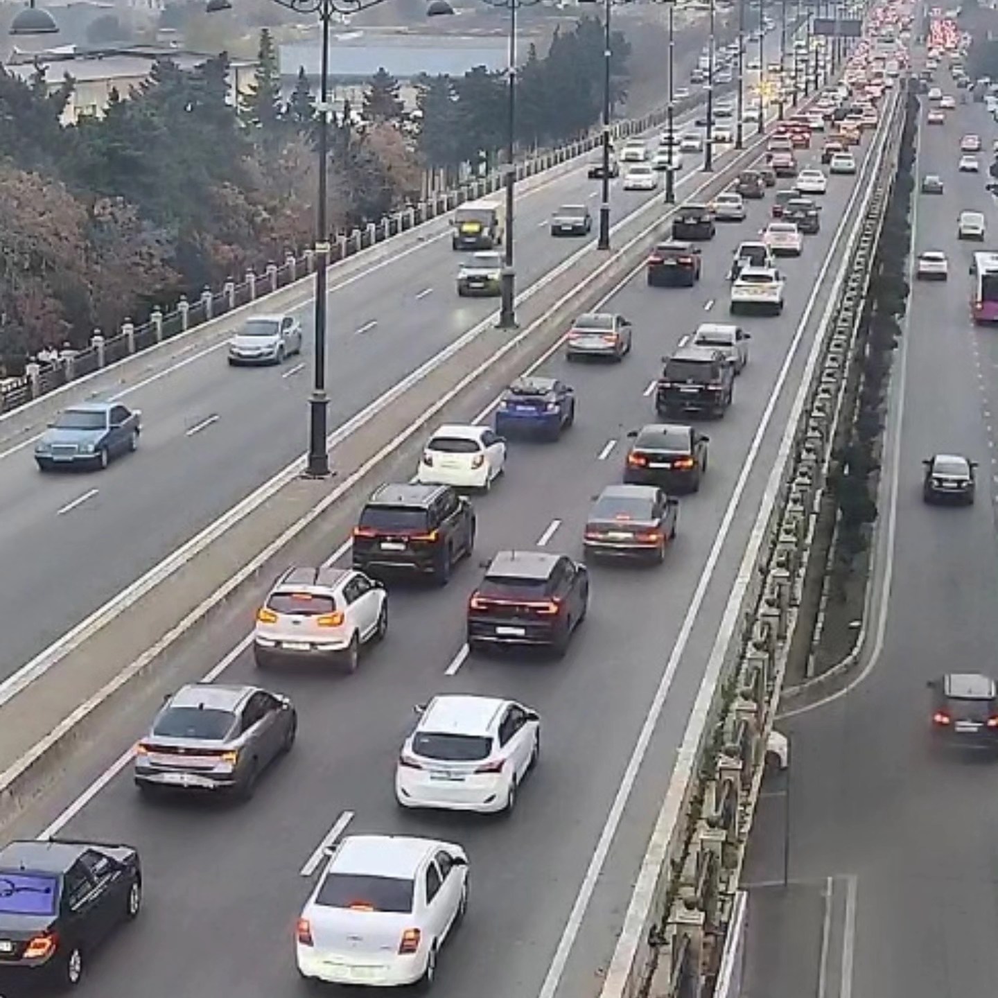 Sürücülərin NƏZƏRİNƏ: Paytaxtın bir sıra yollarında tıxac var - SİYAHI (FOTO)