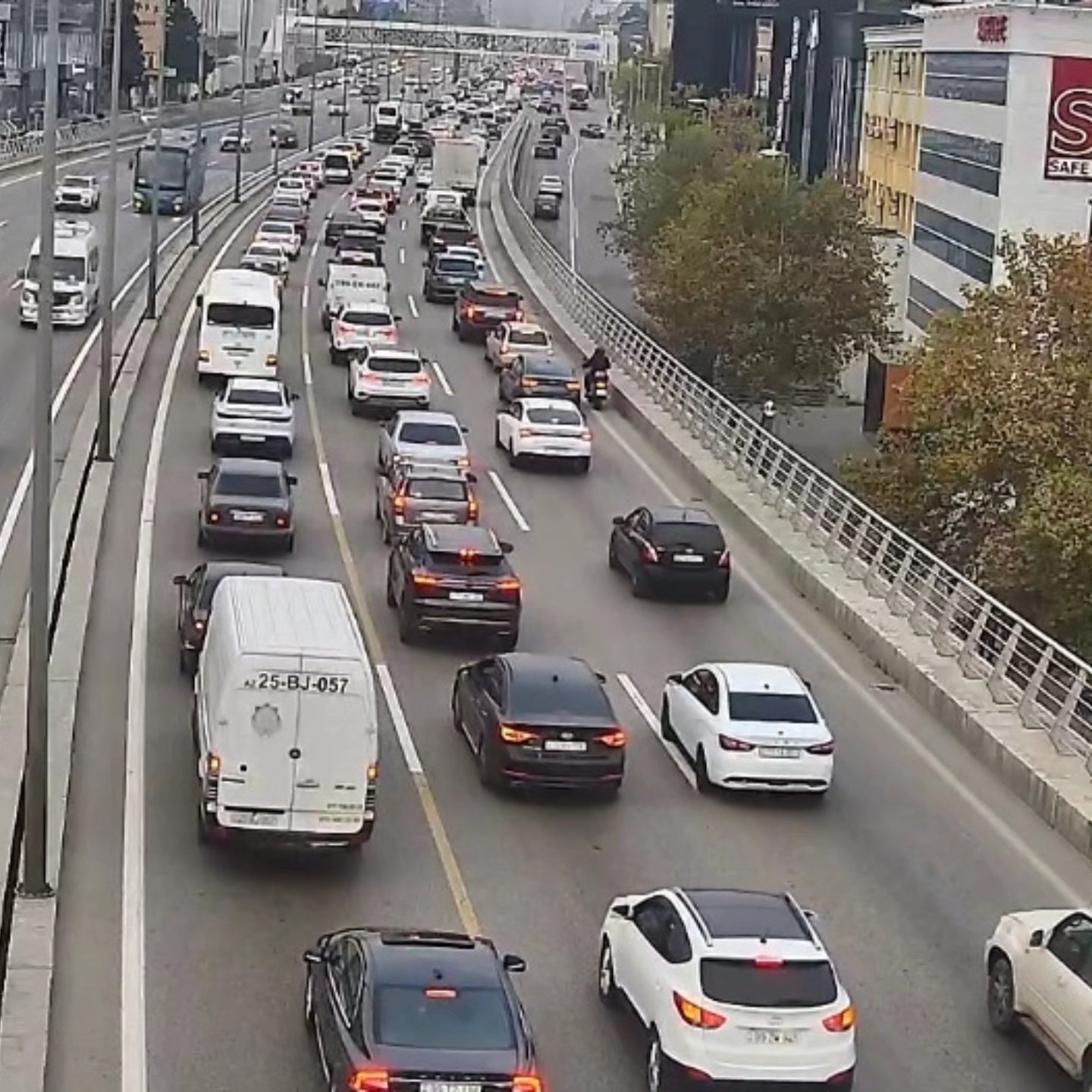 Sürücülərin NƏZƏRİNƏ: Paytaxtın bir sıra yollarında tıxac var - SİYAHI (FOTO)