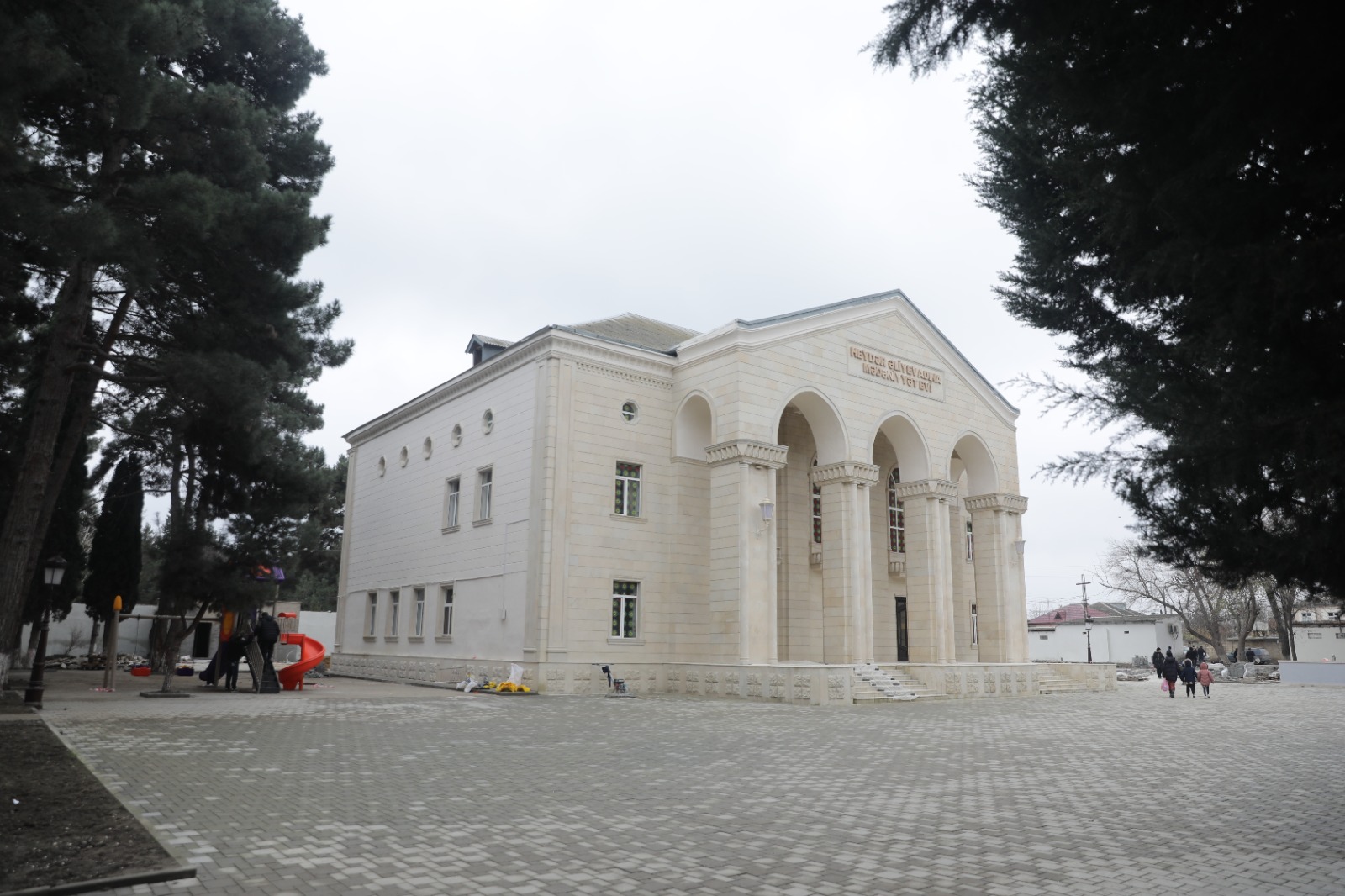 Xudat şəhərində əsaslı təmir olunan Heydər Əliyev adına parkda son tamamlanma işləri görülür (FOTO)