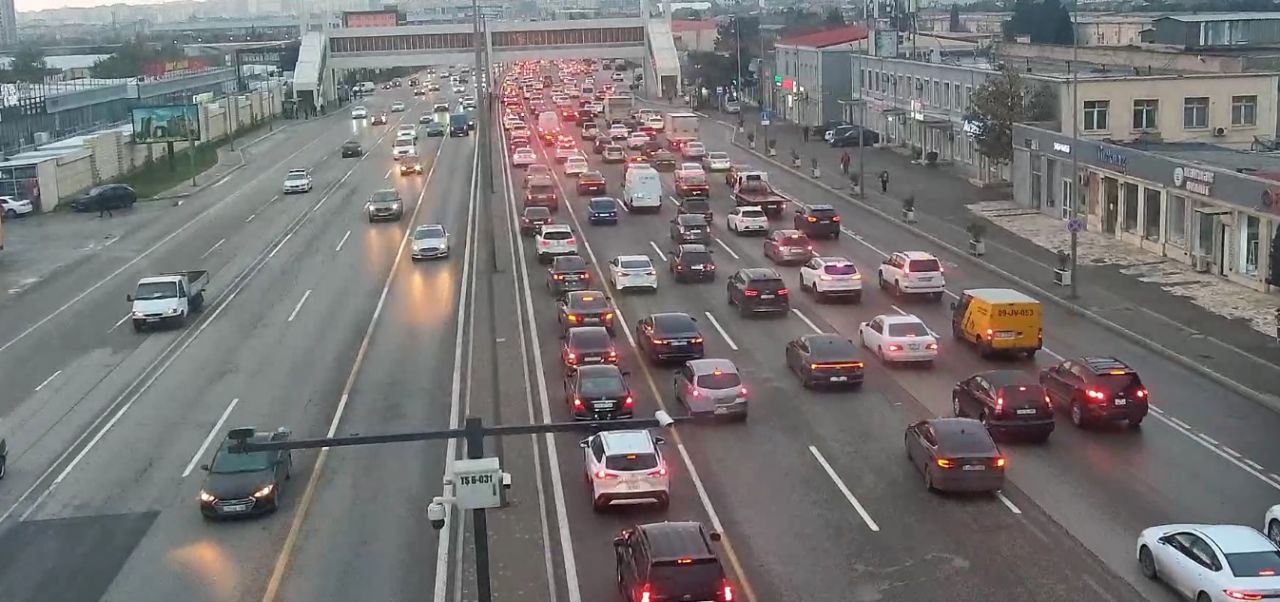 Sürücülərin NƏZƏRİNƏ: Paytaxtın bir sıra yollarında tıxac var - SİYAHI (FOTO)