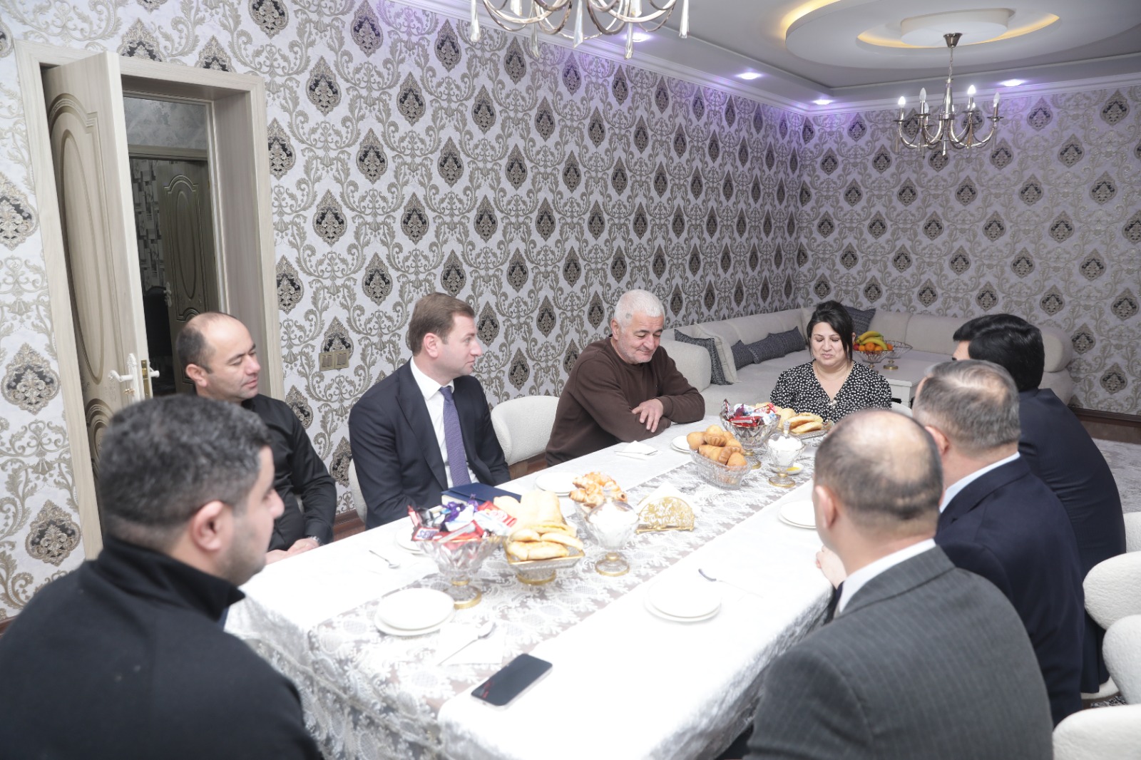 İcra başçısı şəhid Riyad Əliyarovun ailəsini ziyarət edib (FOTO)