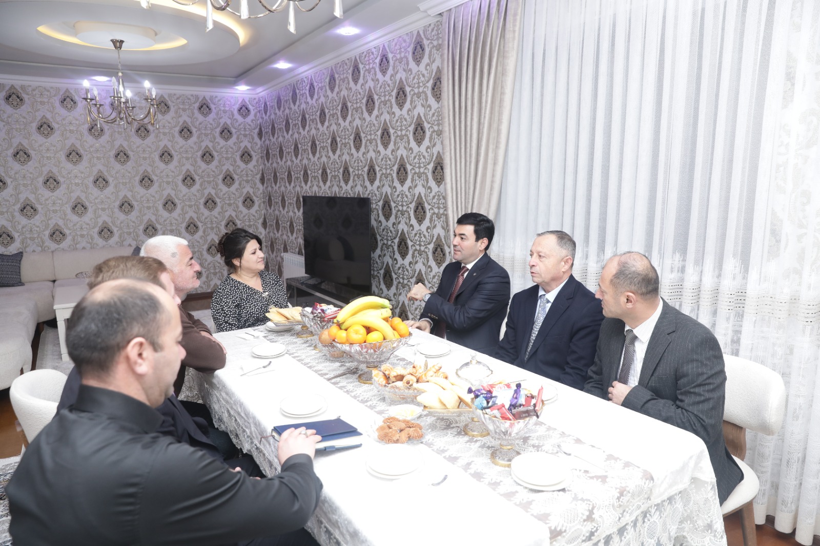 İcra başçısı şəhid Riyad Əliyarovun ailəsini ziyarət edib (FOTO)