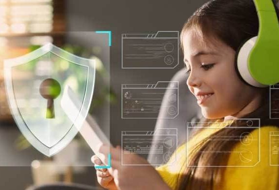 Telefonu əlindən alırıq, təhsil isə rəqəmsallaşır - Uşaq nə etsin?