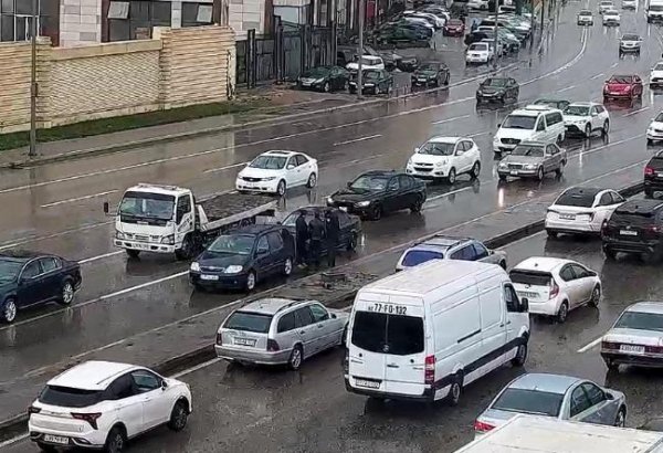 Yağıntılı hava ilə əlaqədar sıxlıq müşahidə olunan yollar açıqlanıb (FOTO)