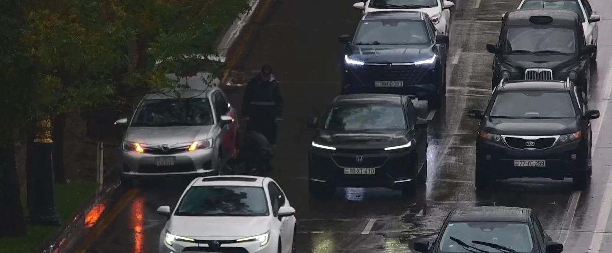 Yağıntılı hava ilə əlaqədar sıxlıq müşahidə olunan yollar açıqlanıb (FOTO)