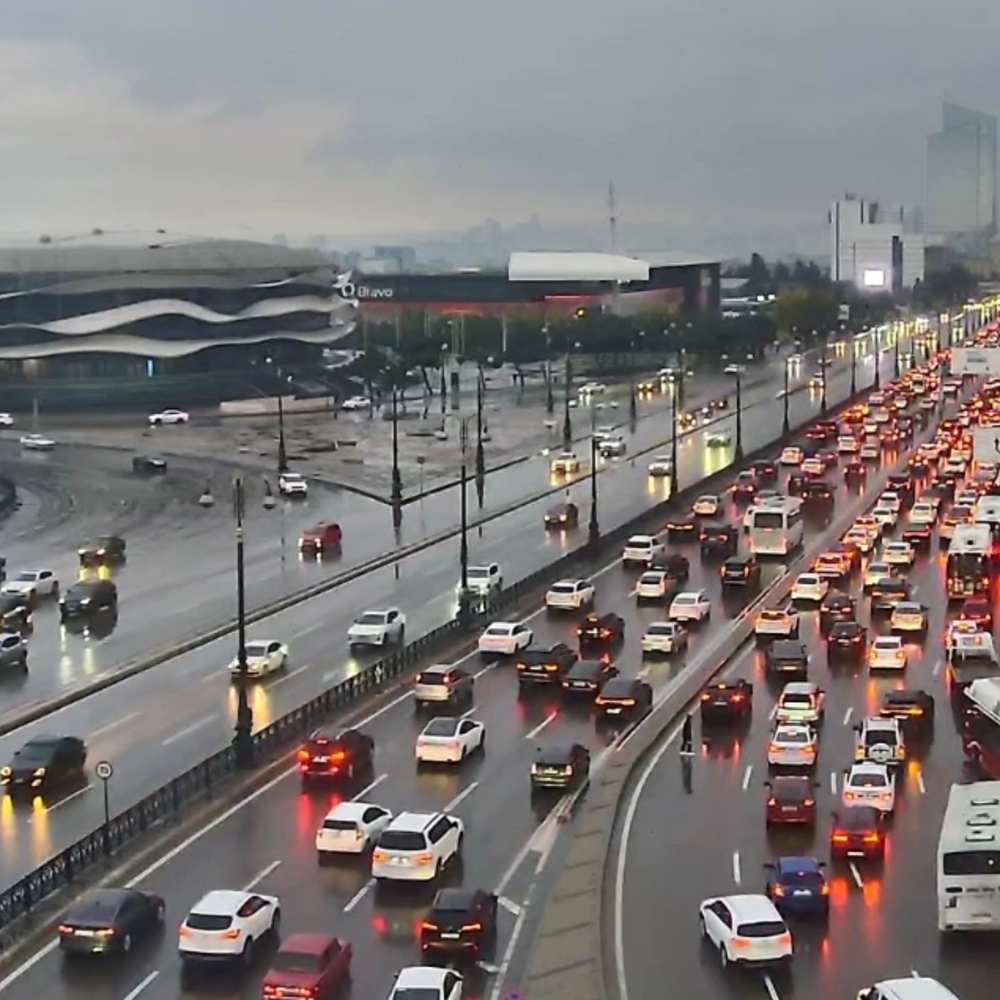 Sürücülərin NƏZƏRİNƏ: Bakıda bu yollarda sıxlıq var - SİYAHI (FOTO)