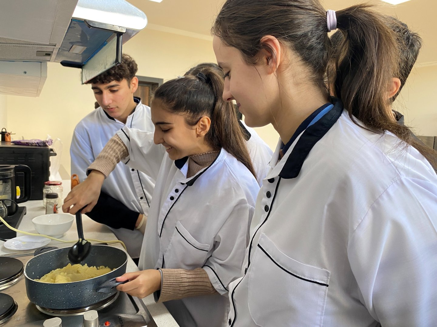 Azərbaycanda 9000-dən çox şagird peşə yönümlü təhsilə cəlb olunub (FOTO)