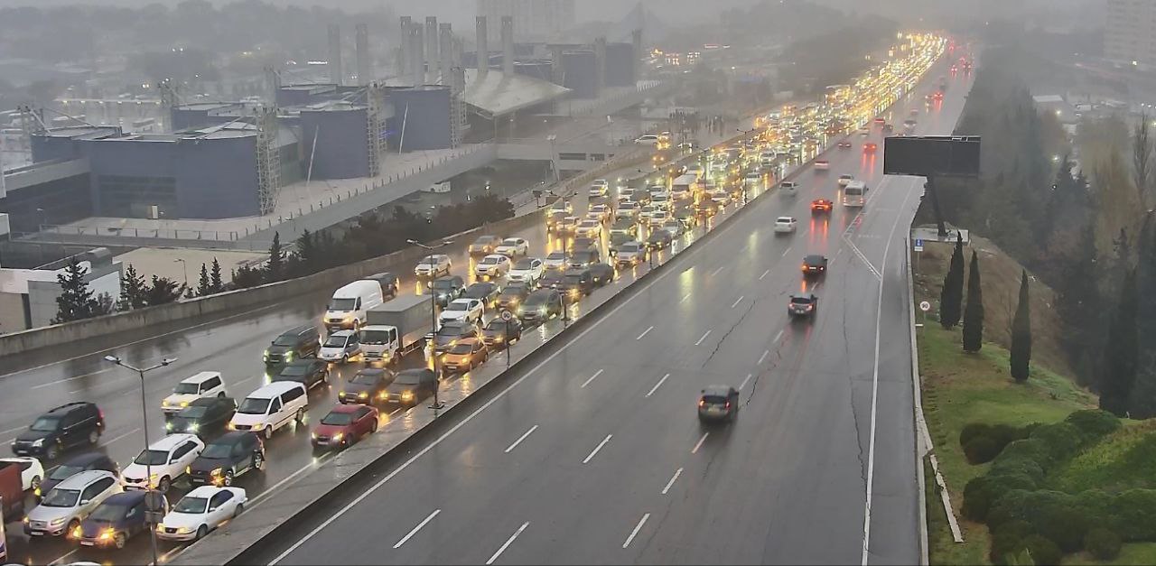 Sürücülərin NƏZƏRİNƏ: Bakıda bu yollarda sıxlıq var - SİYAHI (FOTO)