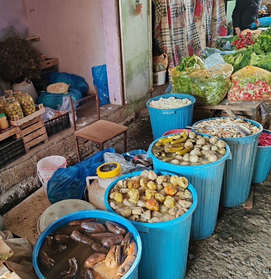 Bəzi satış obyektlərində mənşəyi məlum olmayan turşu növlərinin satışı aşkarlanıb (FOTO)