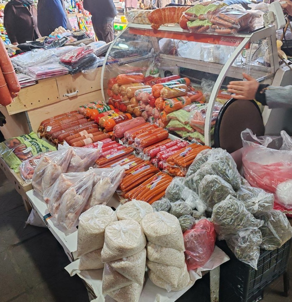 Bəzi satış obyektlərində mənşəyi məlum olmayan turşu növlərinin satışı aşkarlanıb (FOTO)