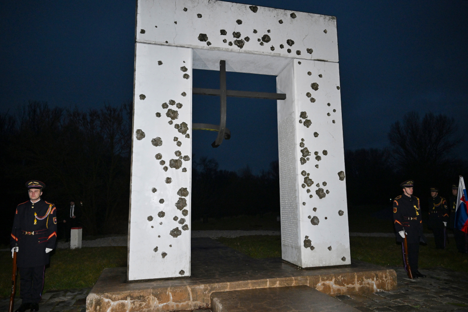 Azərbaycan və Slovakiya Prezidentləri Bratislavada “Azadlıq Qapısı” abidəsini ziyarət ediblər (FOTO)