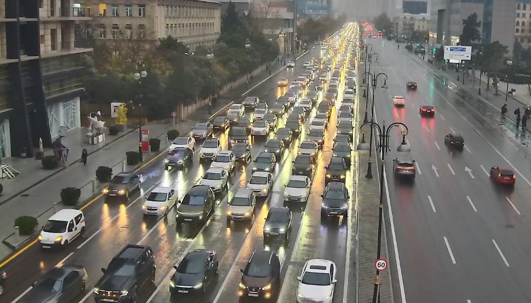 Sürücülərin NƏZƏRİNƏ: Bakıda bu yollarda sıxlıq var - SİYAHI (FOTO)