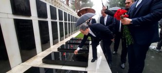 İranın xarici işlər naziri Bakıda şəhidlərin xatirəsini anıb (FOTO)