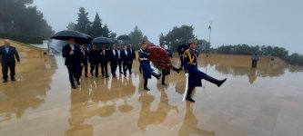 İranın xarici işlər naziri Bakıda şəhidlərin xatirəsini anıb (FOTO)