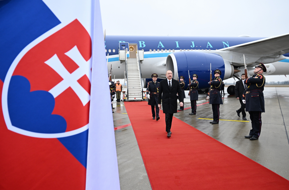 Prezident İlham Əliyev Slovakiyaya rəsmi səfərə gəlib (FOTO)