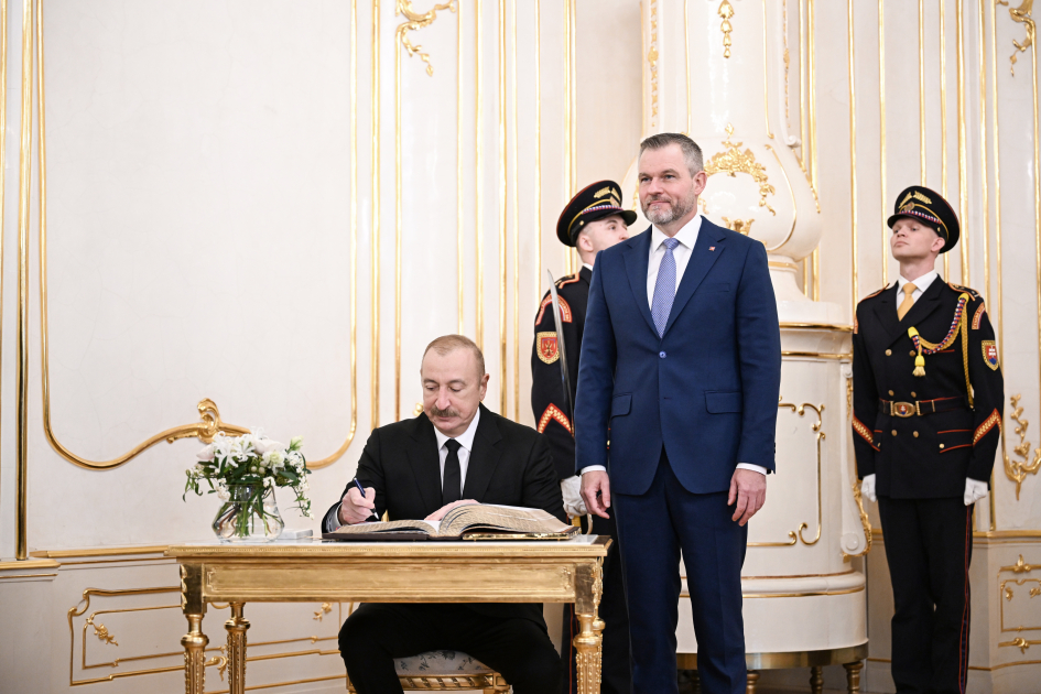 Prezident İlham Əliyevin Bratislavada rəsmi qarşılanma mərasimi olub (FOTO)