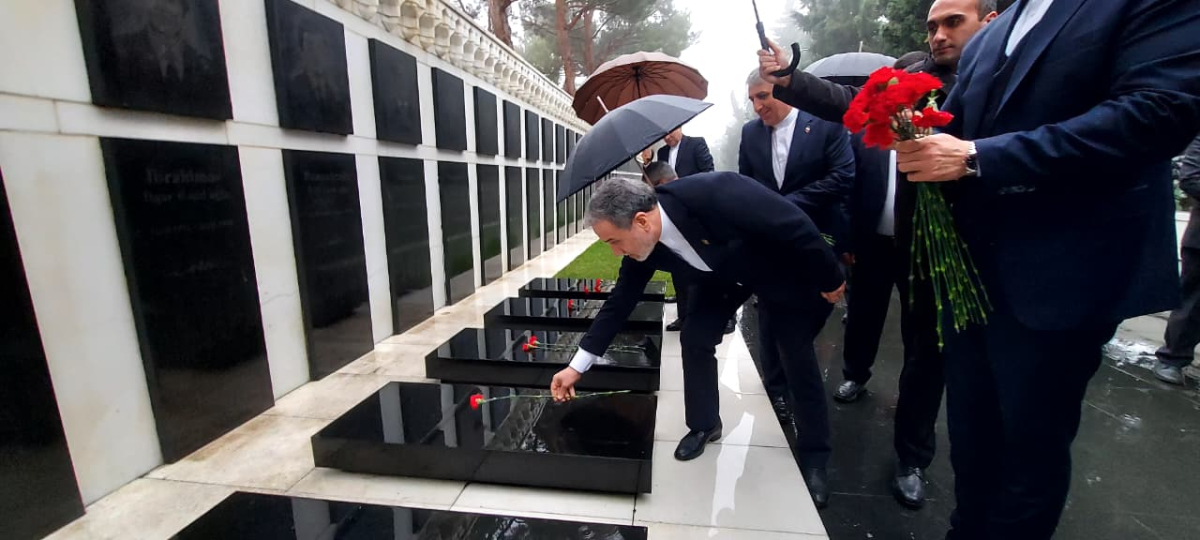 İranın xarici işlər naziri Bakıda şəhidlərin xatirəsini anıb (FOTO)