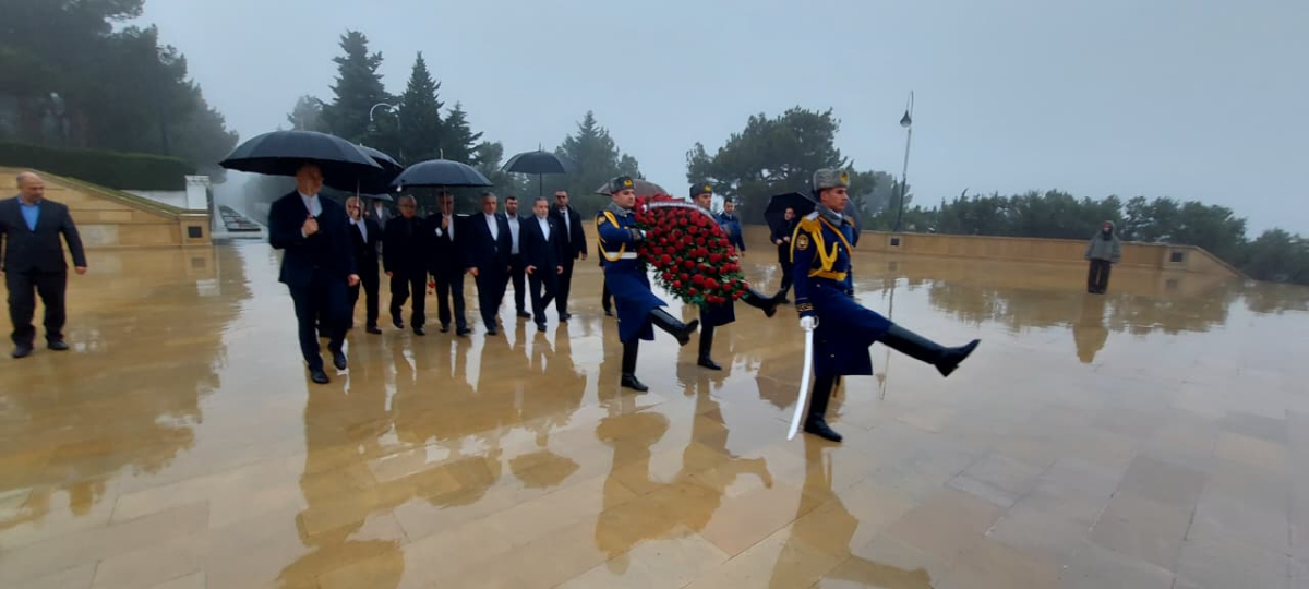 İranın xarici işlər naziri Bakıda şəhidlərin xatirəsini anıb (FOTO)