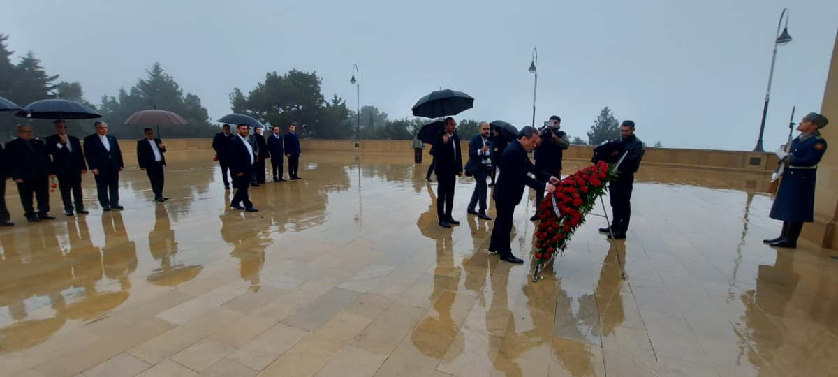 İranın xarici işlər naziri Bakıda şəhidlərin xatirəsini anıb (FOTO)