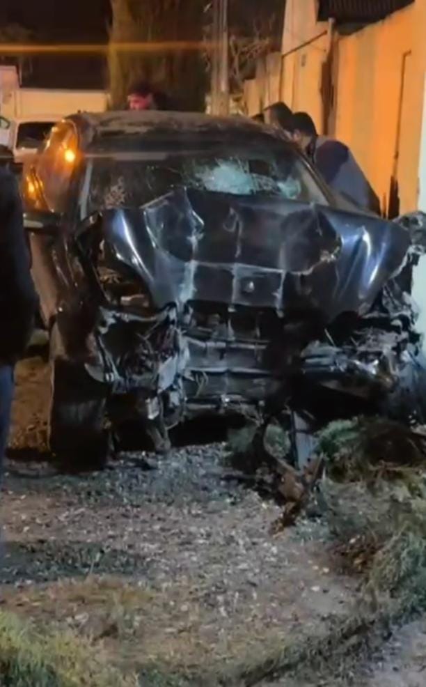 Ağcabədidə avtomobil darvazaya çırpıldı, ölən var (FOTO)