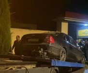 Ağcabədidə avtomobil darvazaya çırpıldı, ölən var (FOTO)