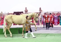 Heydər Əliyev Fondunun vitse-prezidenti Leyla Əliyeva Türkmənistan milli mətbəxinə həsr olunan sərgidə iştirak edib (FOTO)