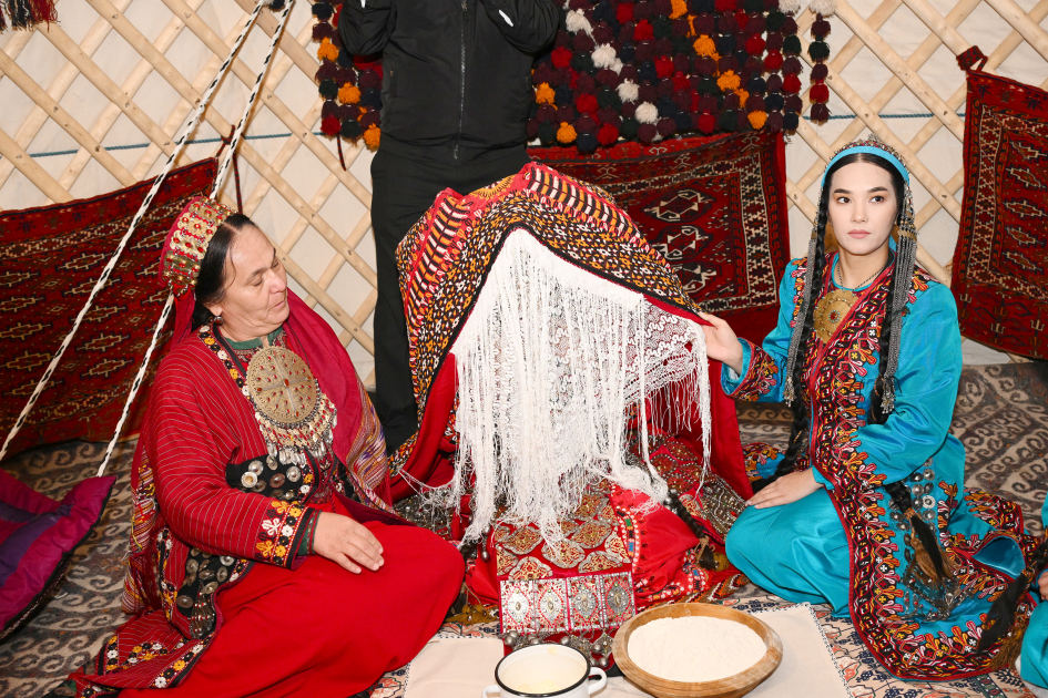 Heydər Əliyev Fondunun vitse-prezidenti Leyla Əliyeva Türkmənistan milli mətbəxinə həsr olunan sərgidə iştirak edib (FOTO)