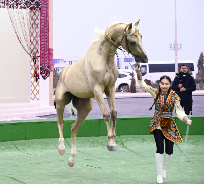 Heydər Əliyev Fondunun vitse-prezidenti Leyla Əliyeva Türkmənistan milli mətbəxinə həsr olunan sərgidə iştirak edib (FOTO)