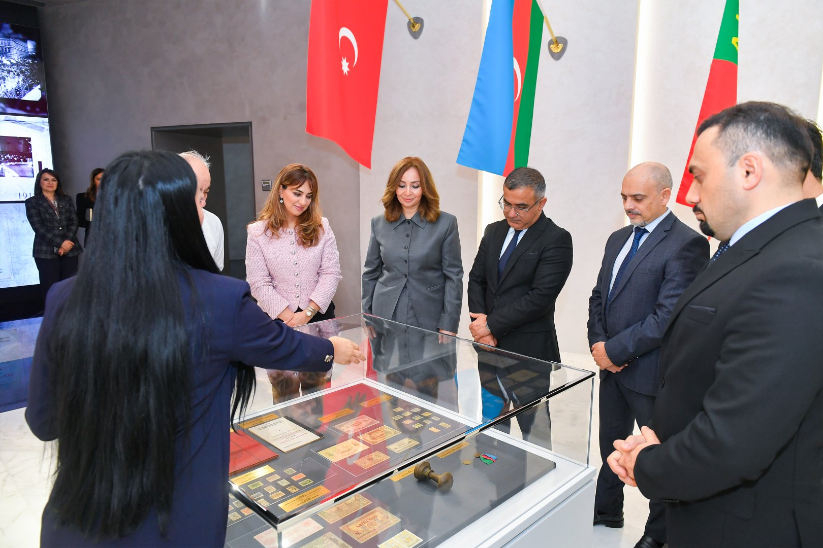 "Azərpoçt" MMC "Konstitusiya və Suverenlik İli"nə həsr olunmuş poçt markasını təqdim edib (FOTO)