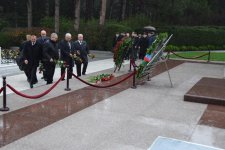 Müharibə, Əmək və Silahlı Qüvvələr Veteranları Təşkilatının əməkdaşları Ulu Öndərin məzarını ziyarət ediblər (FOTO)