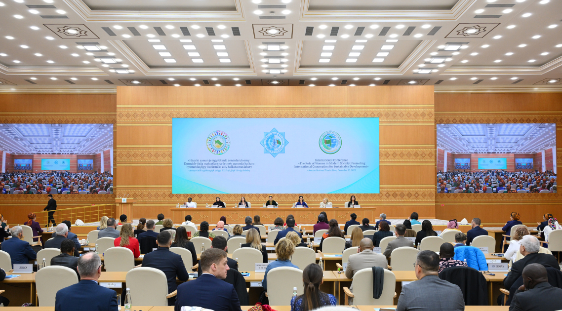 Heydər Əliyev Fondunun vitse-prezidenti Leyla Əliyeva Türkmənistanda beynəlxalq konfransda iştirak edib (FOTO)