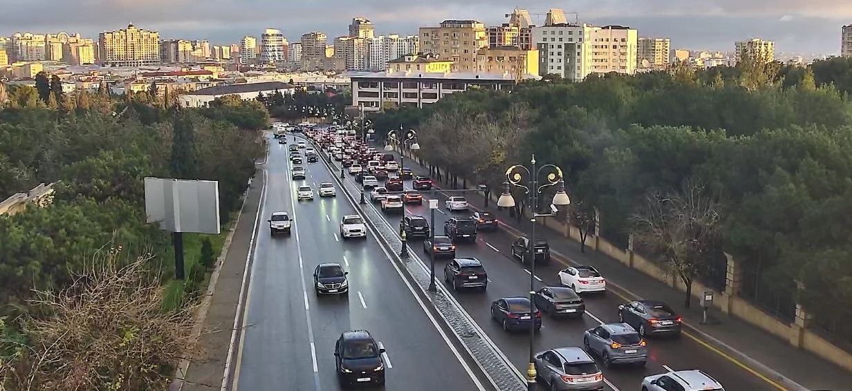 Sürücülərin NƏZƏRİNƏ: Bakıda bu yollarda sıxlıq var - SİYAHI (FOTO)
