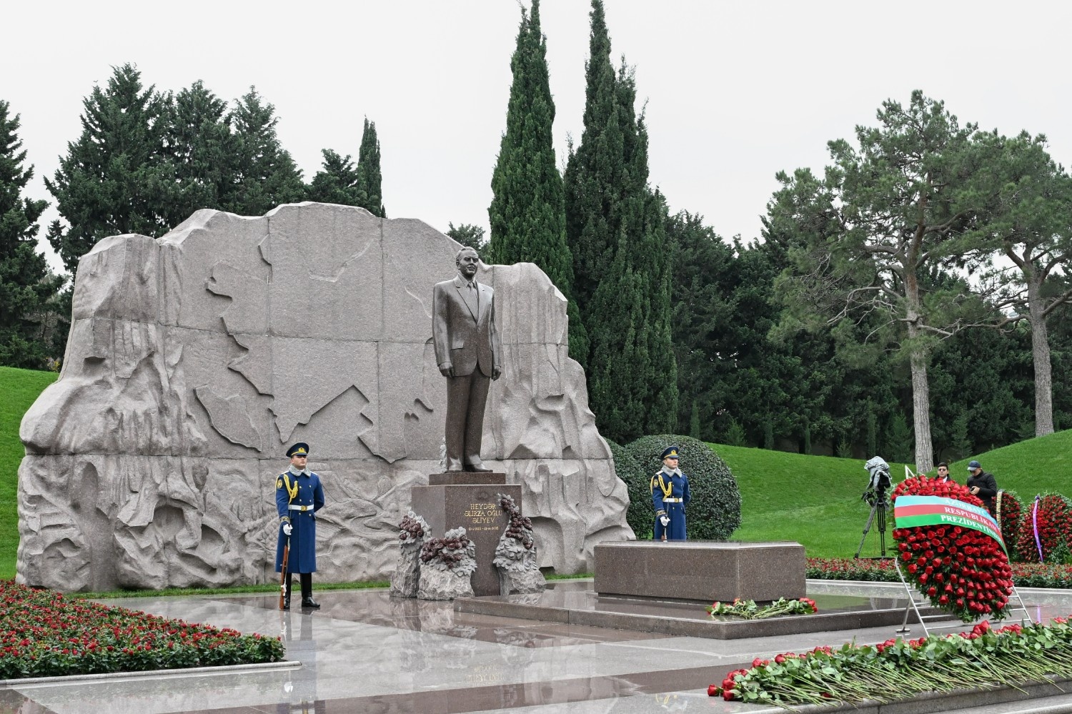 İqtisadiyyat Nazirliyinin kollektivi Ümummilli Lider Heydər Əliyevin xatirəsini yad edib (FOTO)