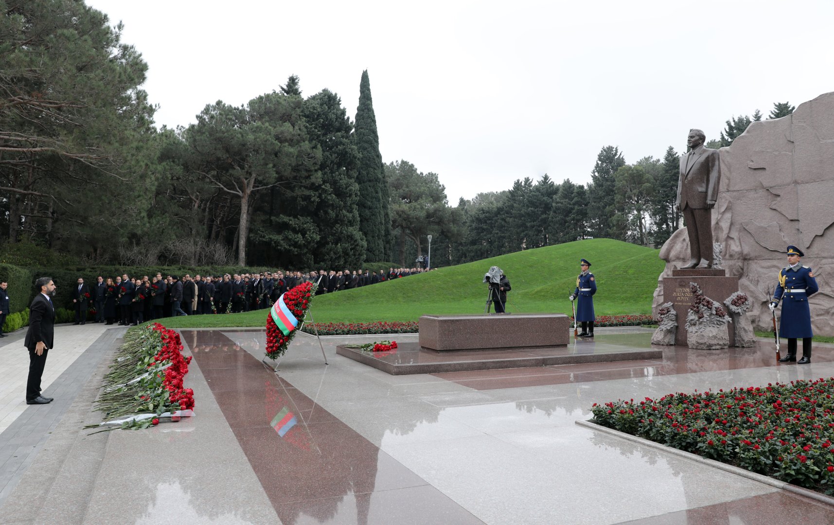 SOCAR-ın kollektivi Ulu Öndər Heydər Əliyevin məzarını ziyarət edib (FOTO)
