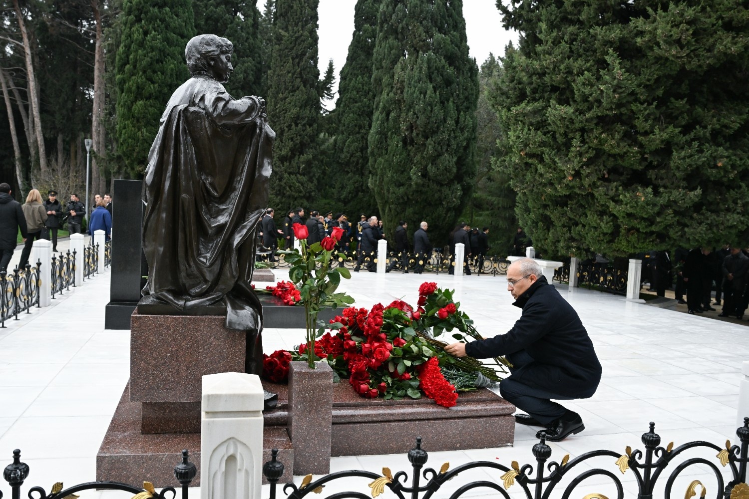 İqtisadiyyat Nazirliyinin kollektivi Ümummilli Lider Heydər Əliyevin xatirəsini yad edib (FOTO)