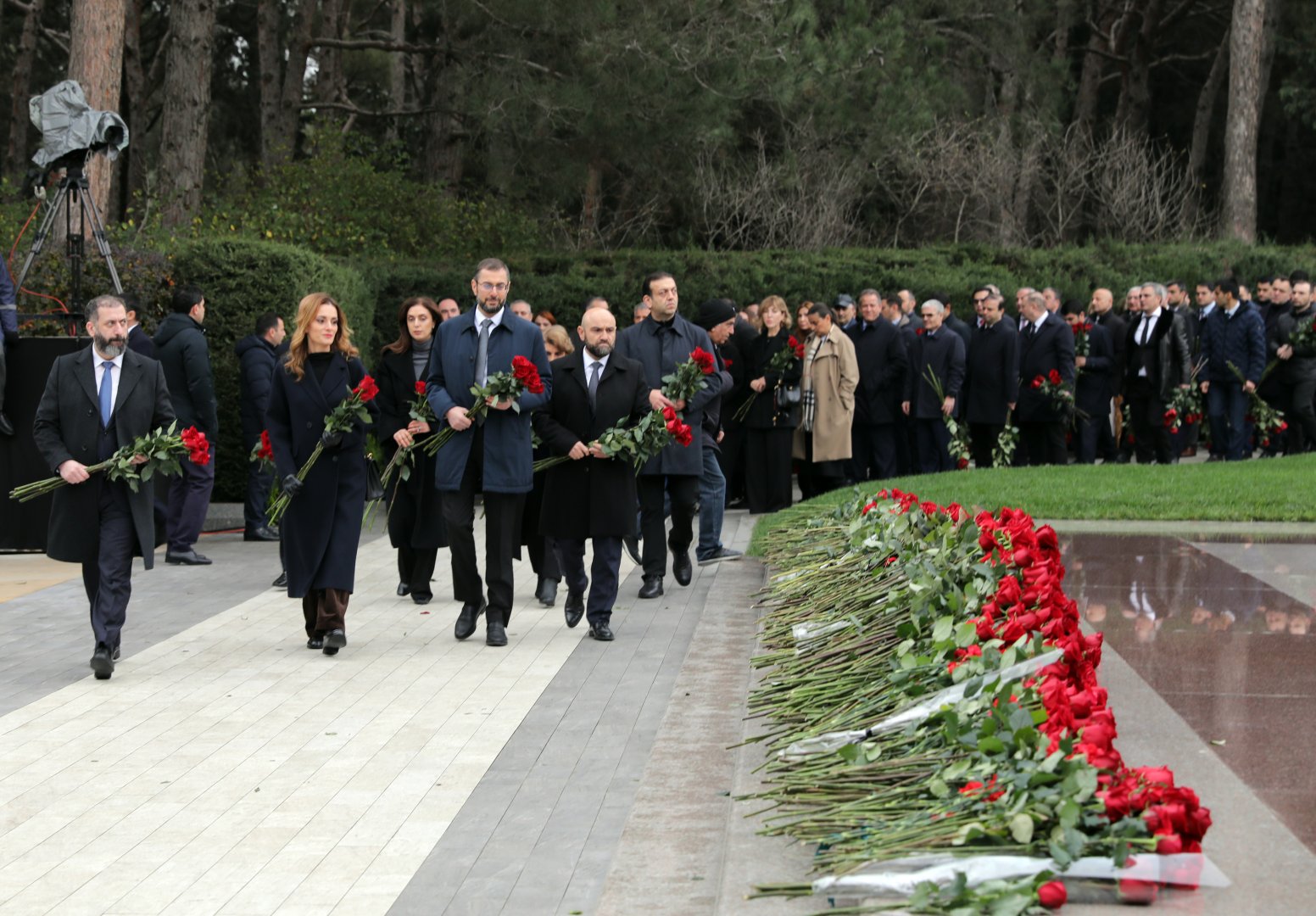 SOCAR-ın kollektivi Ulu Öndər Heydər Əliyevin məzarını ziyarət edib (FOTO)