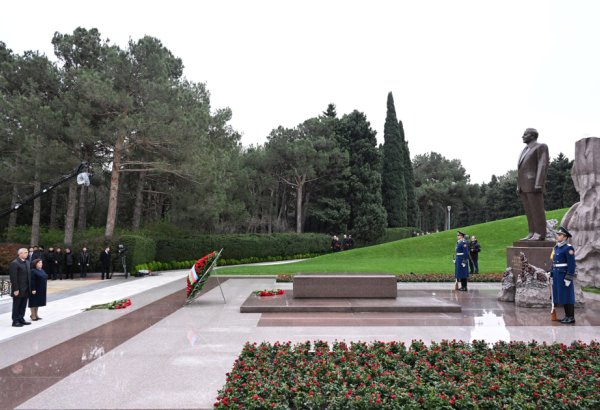 Dövlət və hökumət rəsmiləri Fəxri xiyabanda Ulu Öndər Heydər Əliyevin xatirəsini yad ediblər (FOTO)