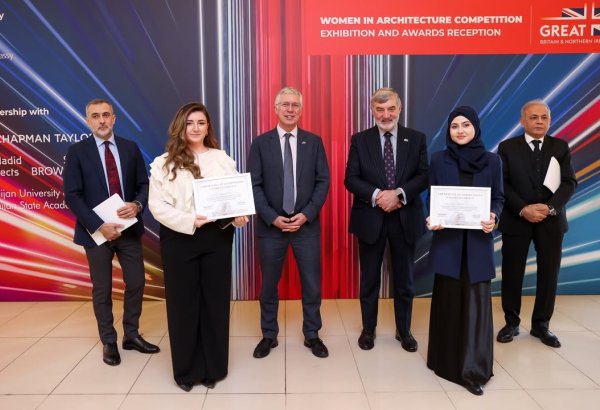 Böyük Britaniyanın Bakıdakı səfirliyi "Women in Architecture Competition" müsabiqəsinin qaliblərini mükafatlandırıb (FOTO)