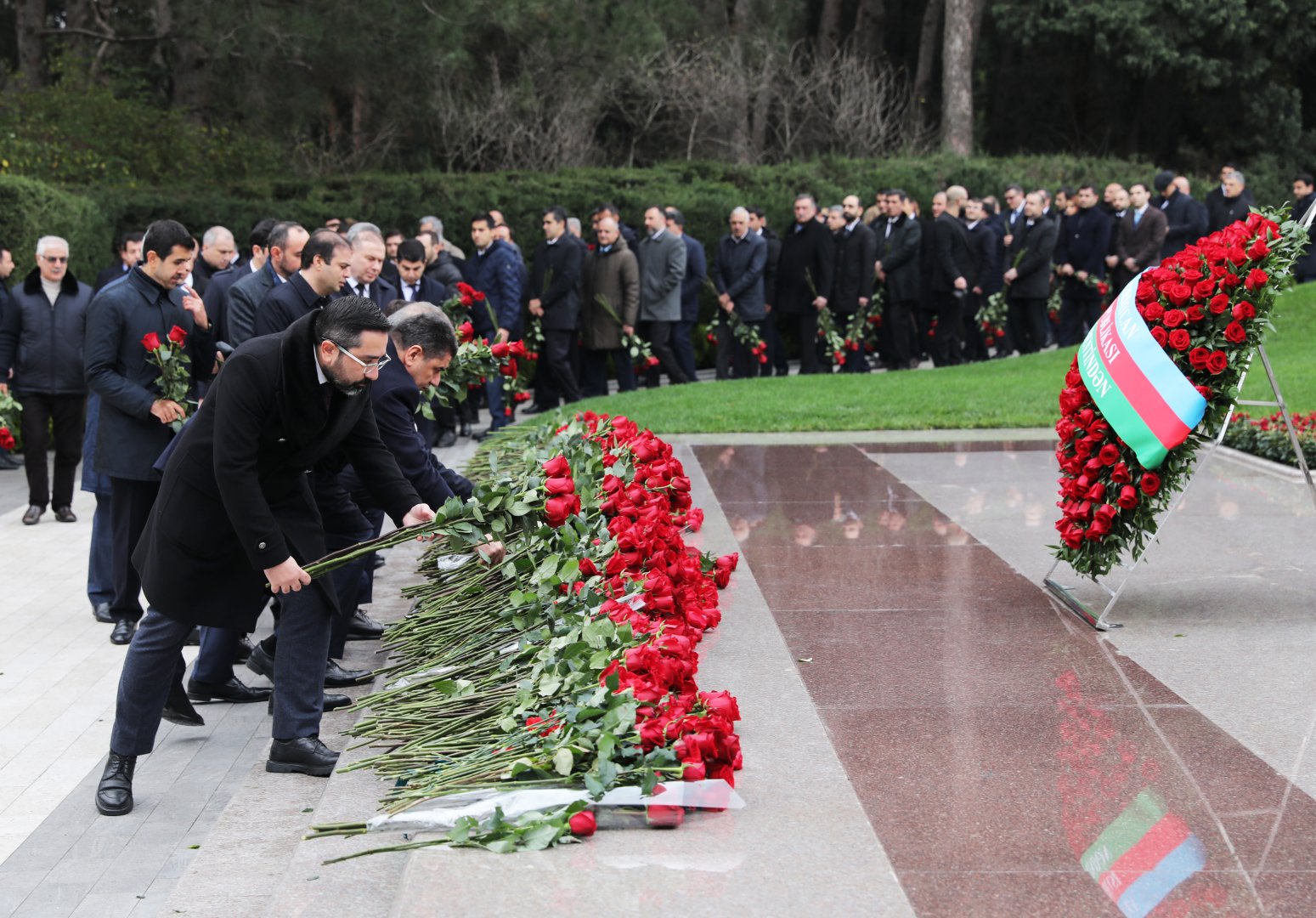 SOCAR-ın kollektivi Ulu Öndər Heydər Əliyevin məzarını ziyarət edib (FOTO)