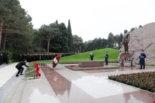 SOCAR-ın kollektivi Ulu Öndər Heydər Əliyevin məzarını ziyarət edib (FOTO)