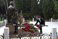 SOCAR-ın kollektivi Ulu Öndər Heydər Əliyevin məzarını ziyarət edib (FOTO)